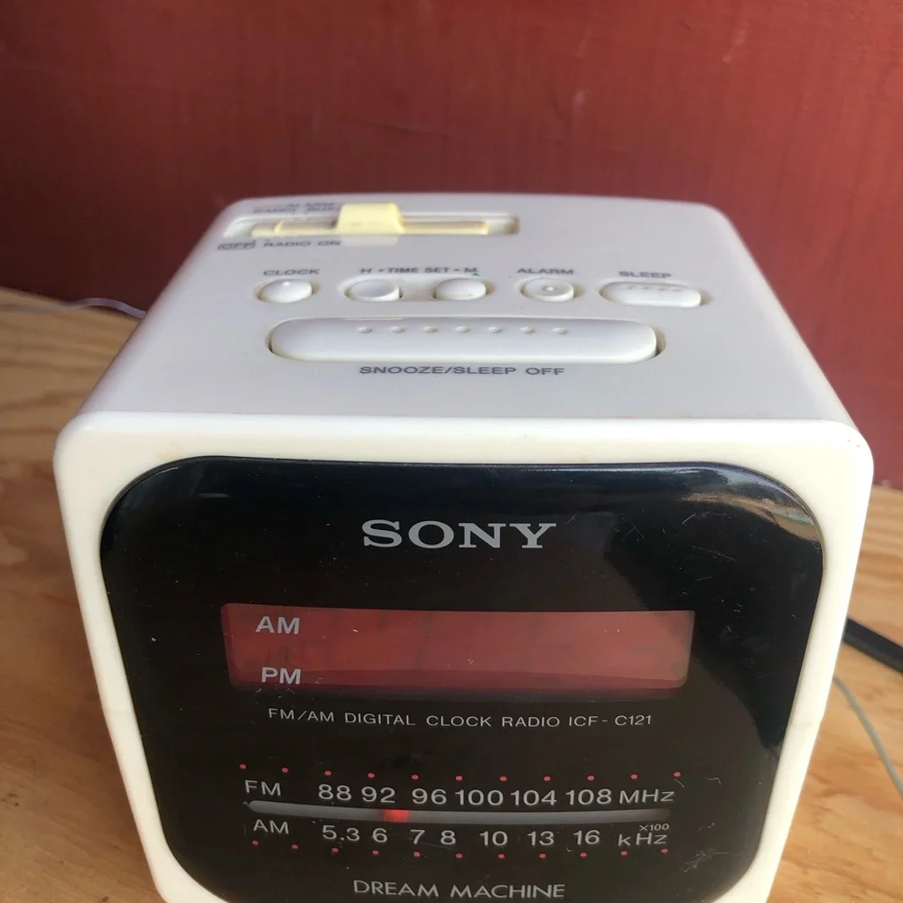 Sony White  and Black FM/AM Digital Clock Radio